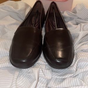 Selling dark down Devitt 10 6.5 wide flats new and never worn